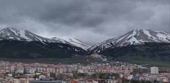 Erzurum'da mayıs ortasında yağan kar vatandaşları şaşırttı
