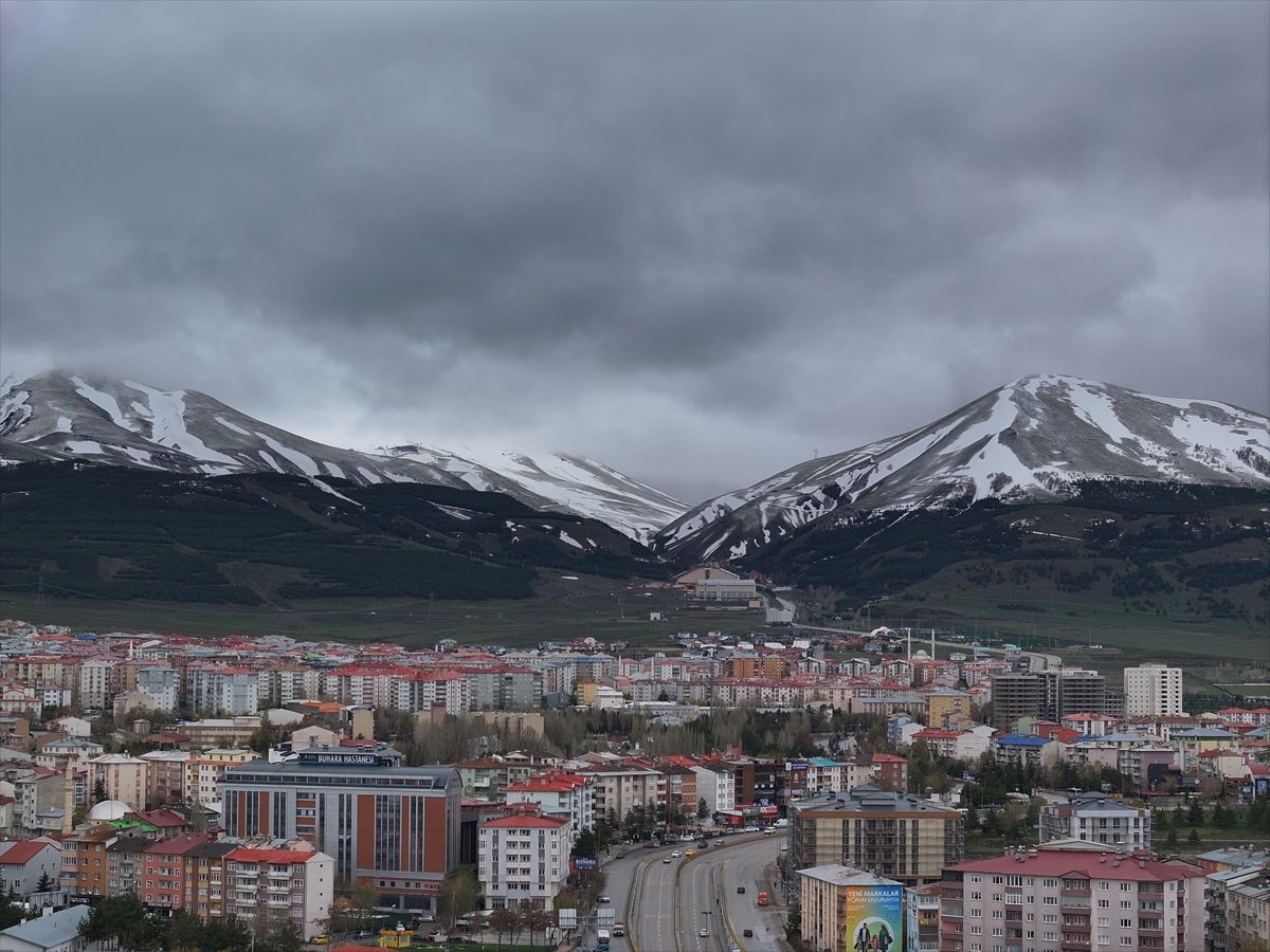 Erzurum'da mayıs ortasında yağan kar vatandaşları şaşırttı