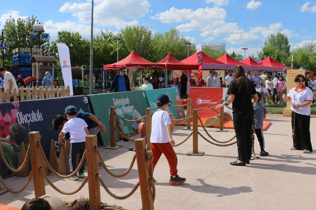 Eskişehir'de çocuklar 'EtnoTır' ile geleneksel sporları deneyimledi