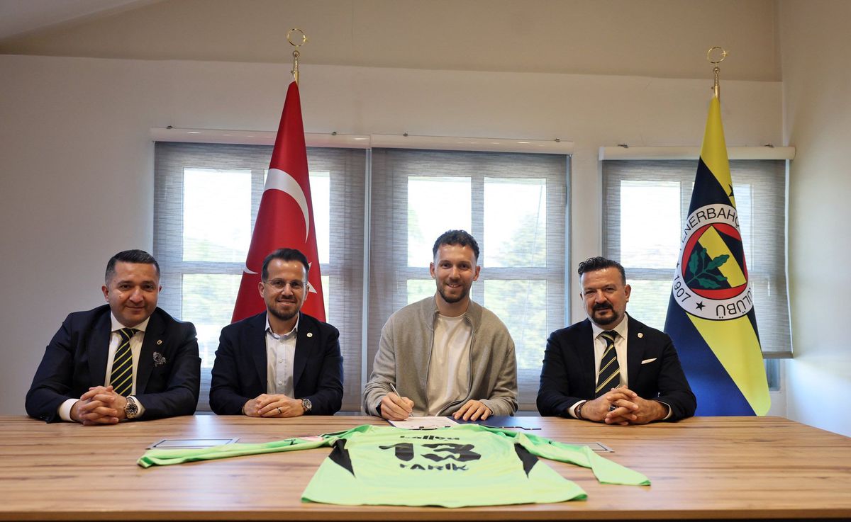 Fenerbahçe, kaleci Tarık Çetin'le 3 yıllık sözleşme imzaladı