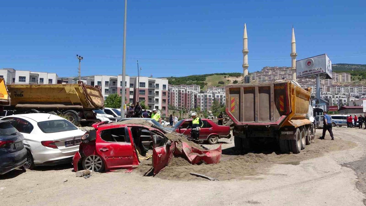 Freni boşalan kamyon 7 araca çarptı: 6 yaralı