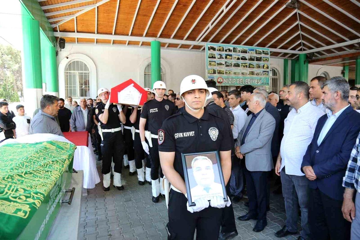 Geçirdiği rahatsızlık sonrası hayatını kaybeden polis memuru son yolculuğuna uğurlandı