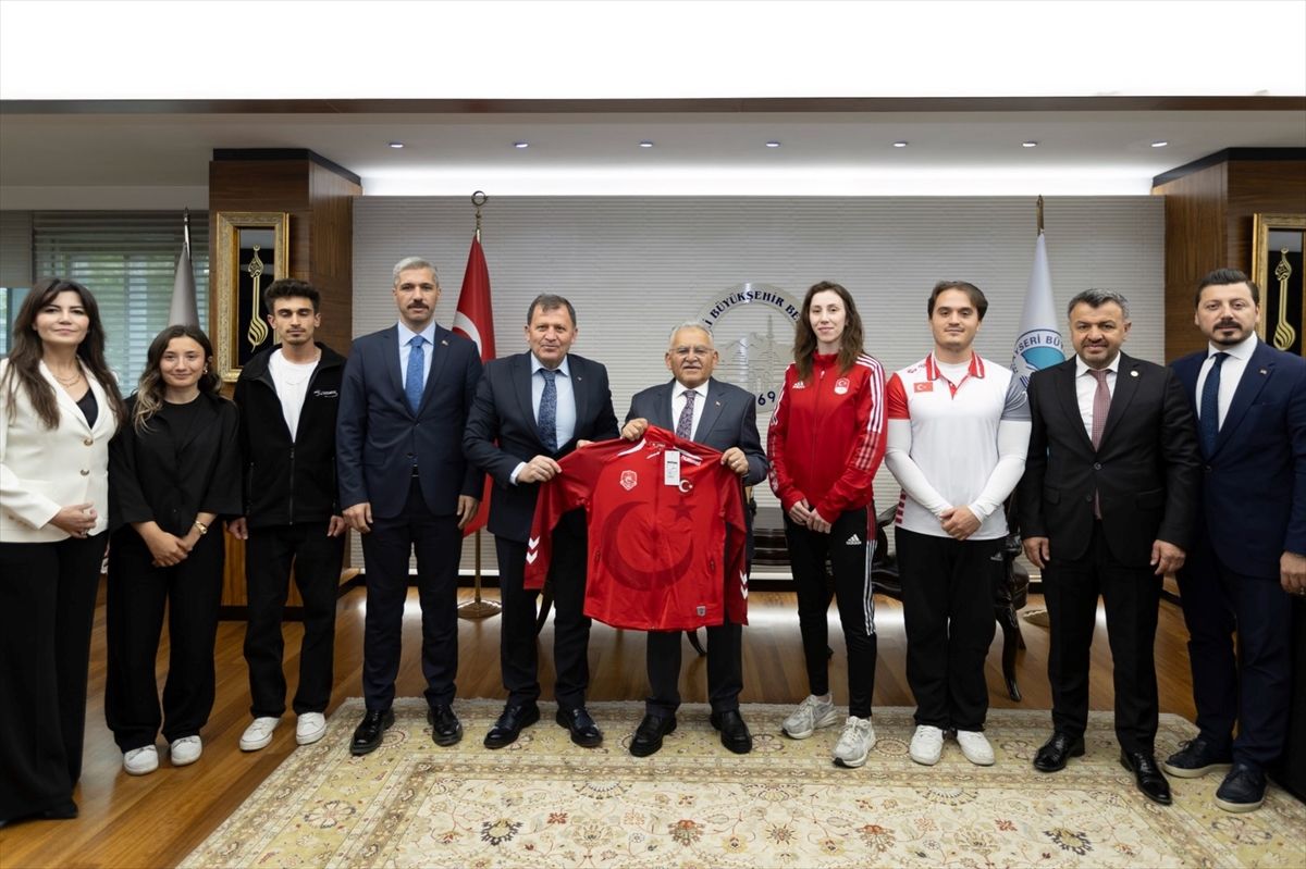 Gençlik ve Spor İl Müdürü Kabakcı ile gençler, Başkan Büyükkılıç'ı ziyaret etti