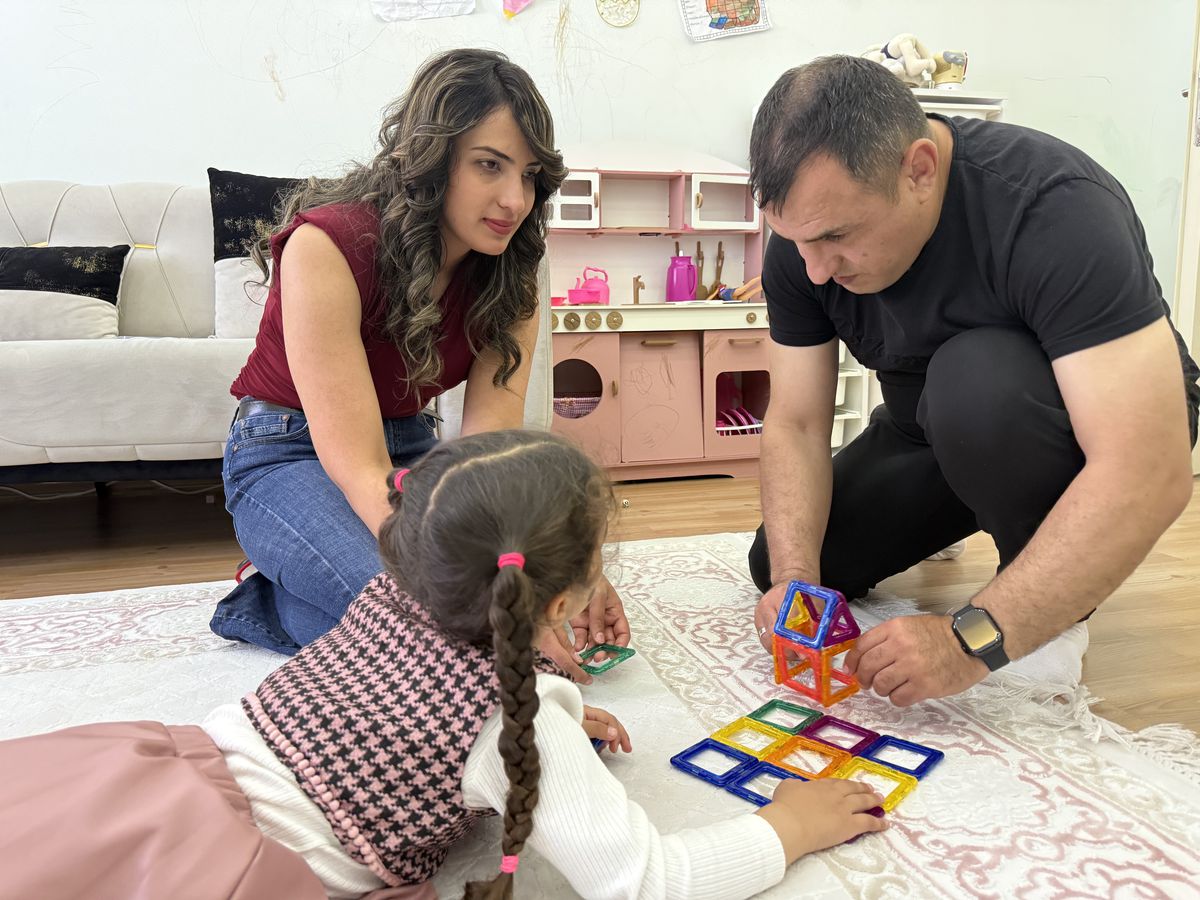Görme engelli anne, kızına okuyabilmek için kabartma kitap hazırlıyor
