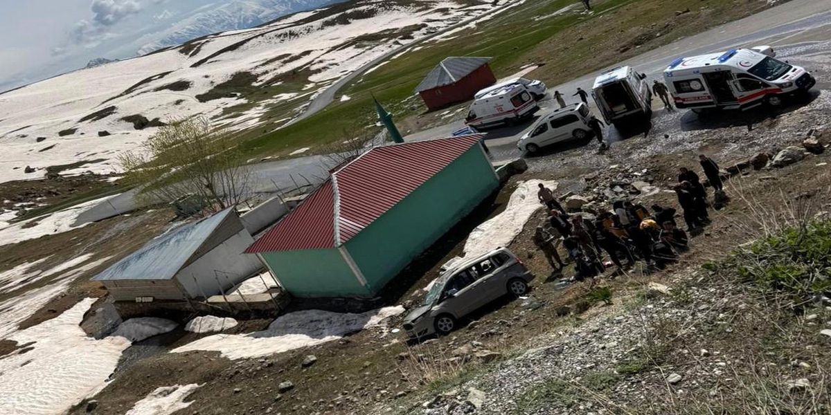 Hakkari'de şarampole yuvarlanan araçta 4 kişi yaralandı