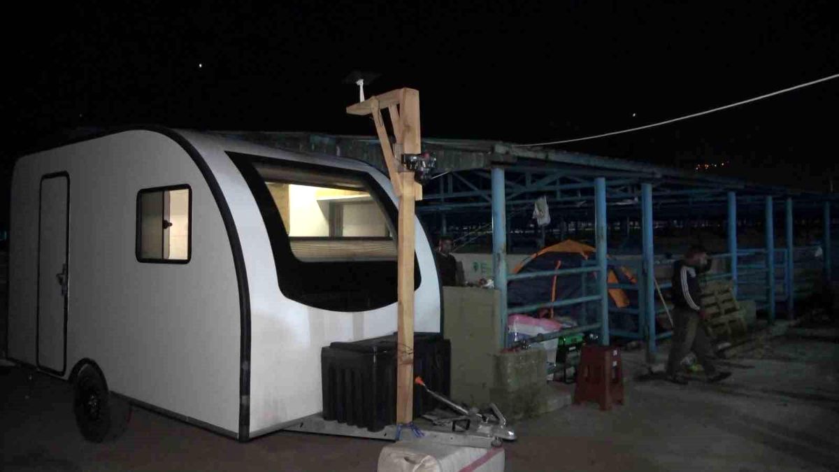 Hayvan pazarında karavan ve çadır kamping...
