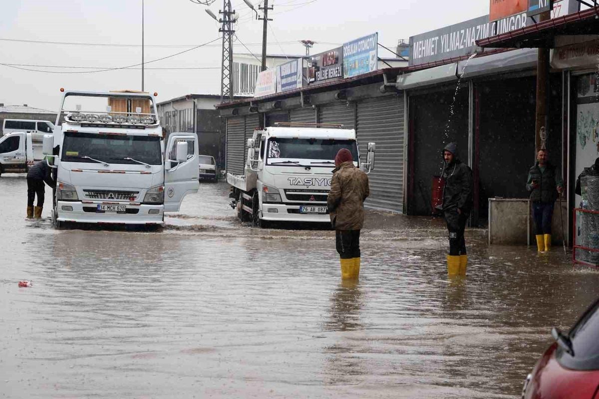 Iğdır küçük sanayi sitesindeki iş yerleri sular altında kaldı