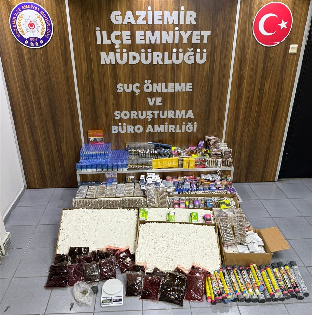 İzmir'de iş yerinde gümrük kaçağı ürünler ele geçirildi