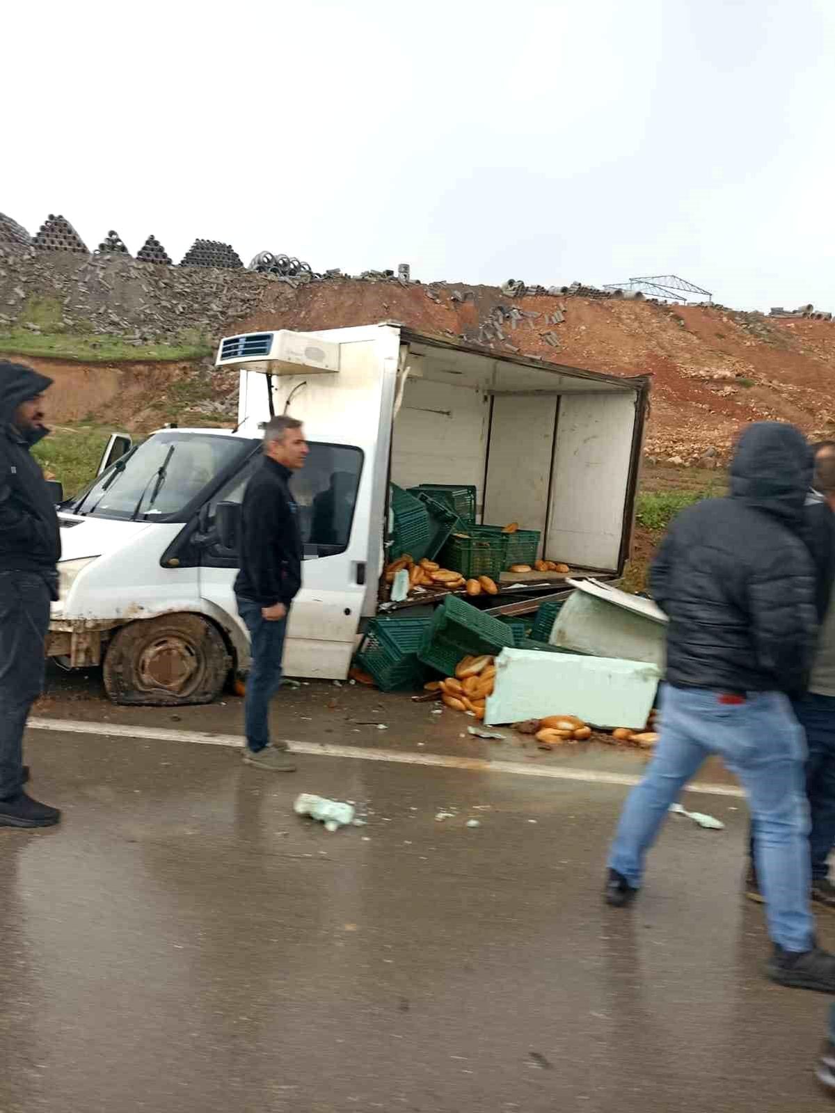 Kaygan yolda kamyonetin lastiği patlayınca ekmekler yola savruldu