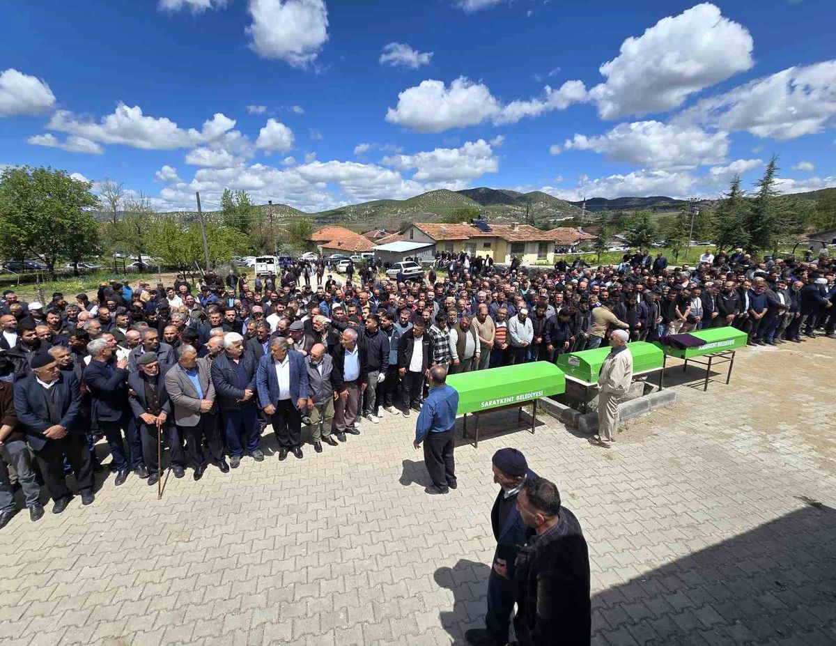 Kazada hayatını kaybeden 2 öğrenci ve servis sürücüsü defnedildi
