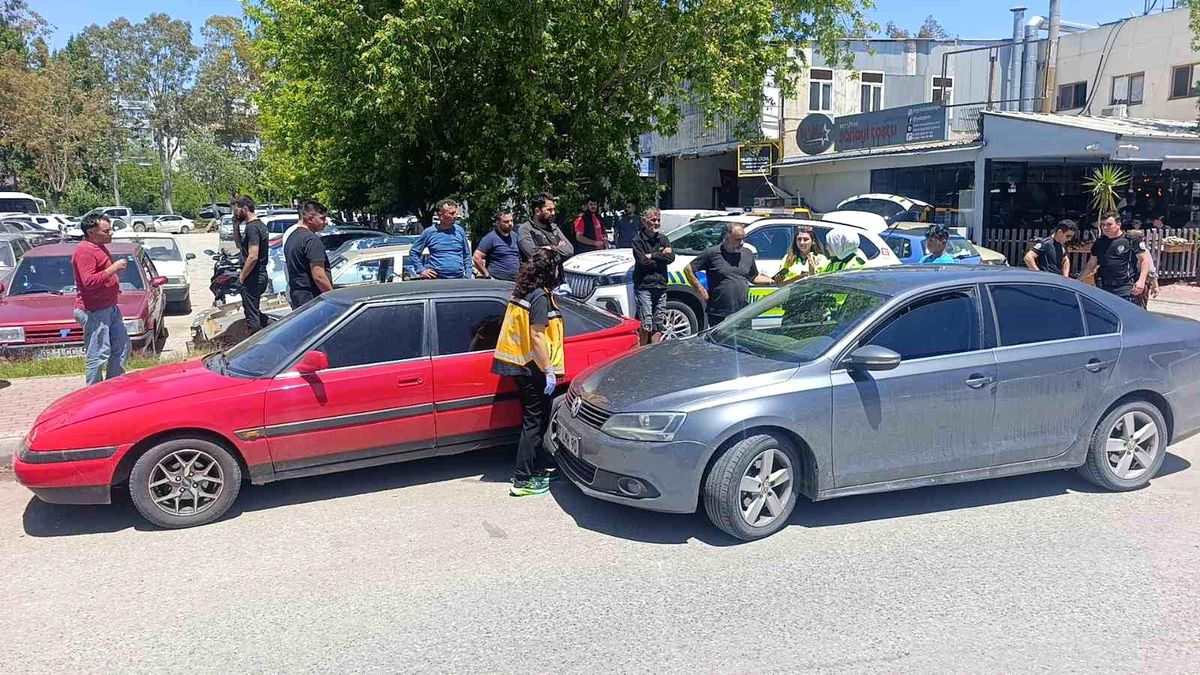 Kazaya neden olan sürücü, kendisini durdurmak isteyenlere biber gazı sıktı