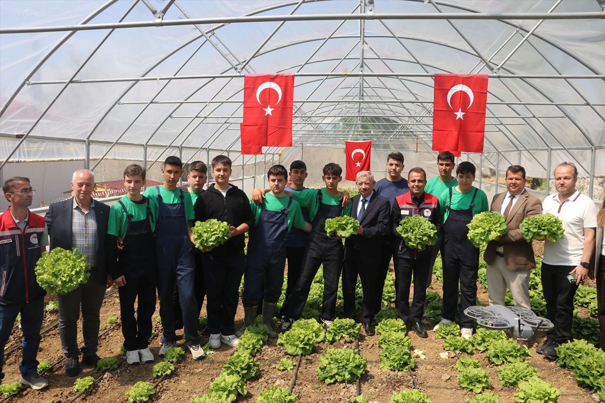 Keşan'da lisede kurulan serada hasat yapıldı