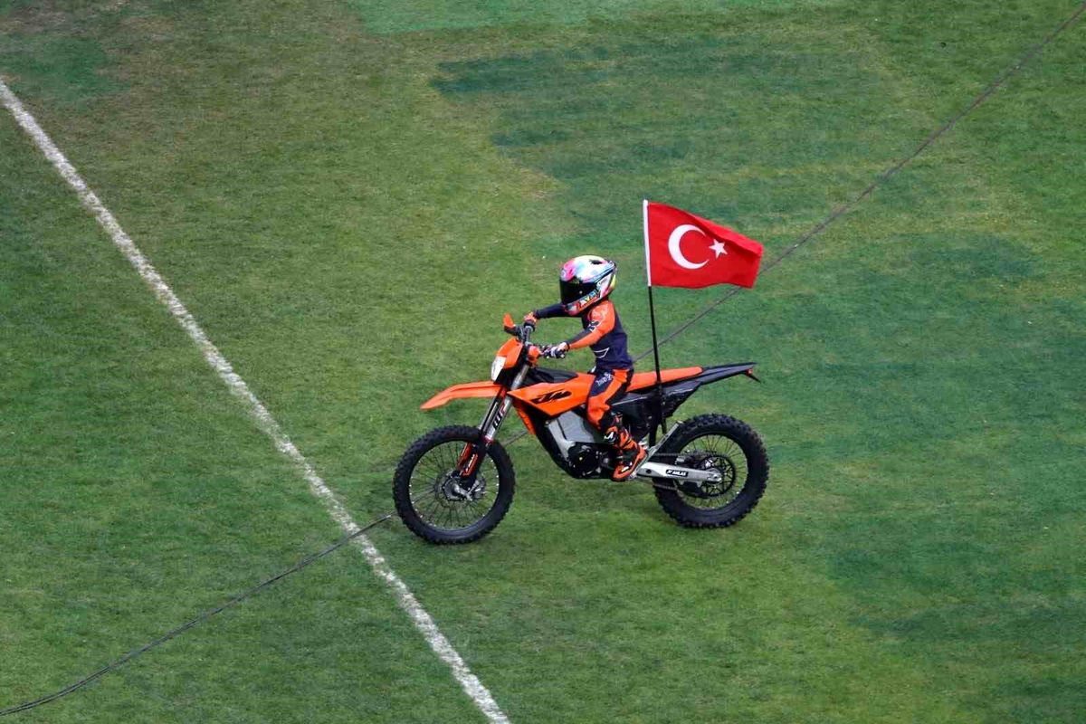 Minik Motosikletçiden Statta Bayraklı Şov