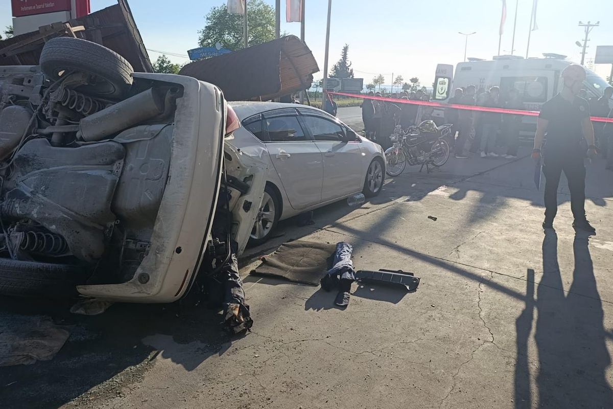 Zonguldak'ta savrulan otomobil bankta oturan kardeşleri ezdi