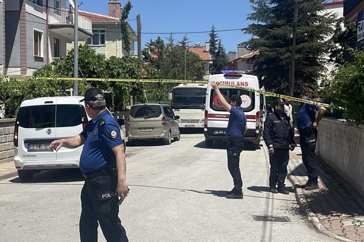 Dehşet evi! Ailesini katledip yan sokakta yakalandı