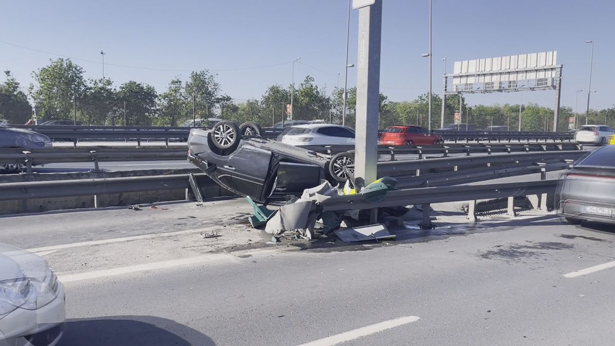 Küçükçekmece'de Otomobil Takla Attı: Trafik Yoğun