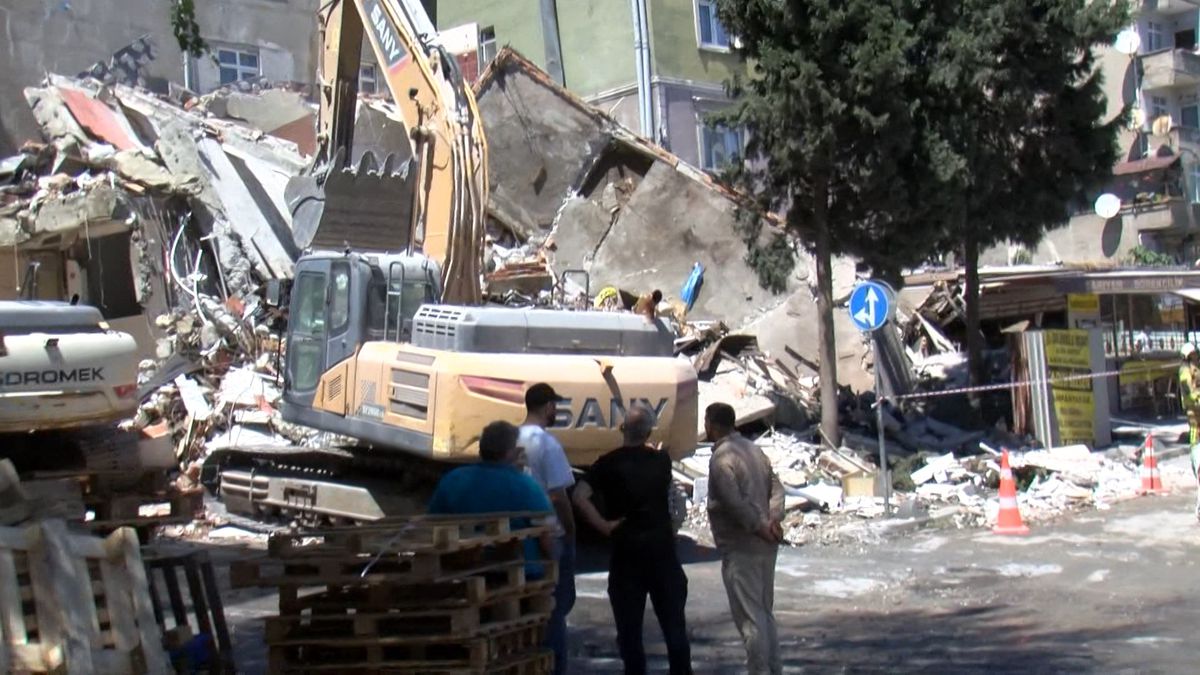 Küçükçekmece'de yıkımı yapılan bina çöktü; bitişiğindeki apartman tahliye edildi