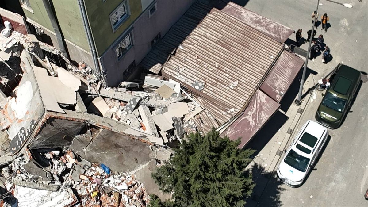 Küçükçekmece'de yıkımı yapılan bina çöktü