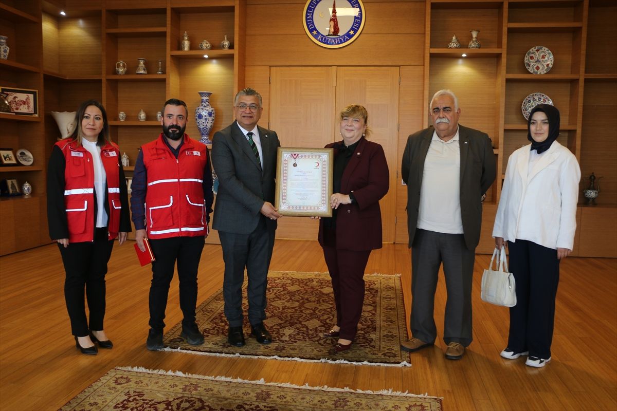 Kütahya'da Türk Kızılay Derneği'nden DPÜ'ye teşekkür plaketi