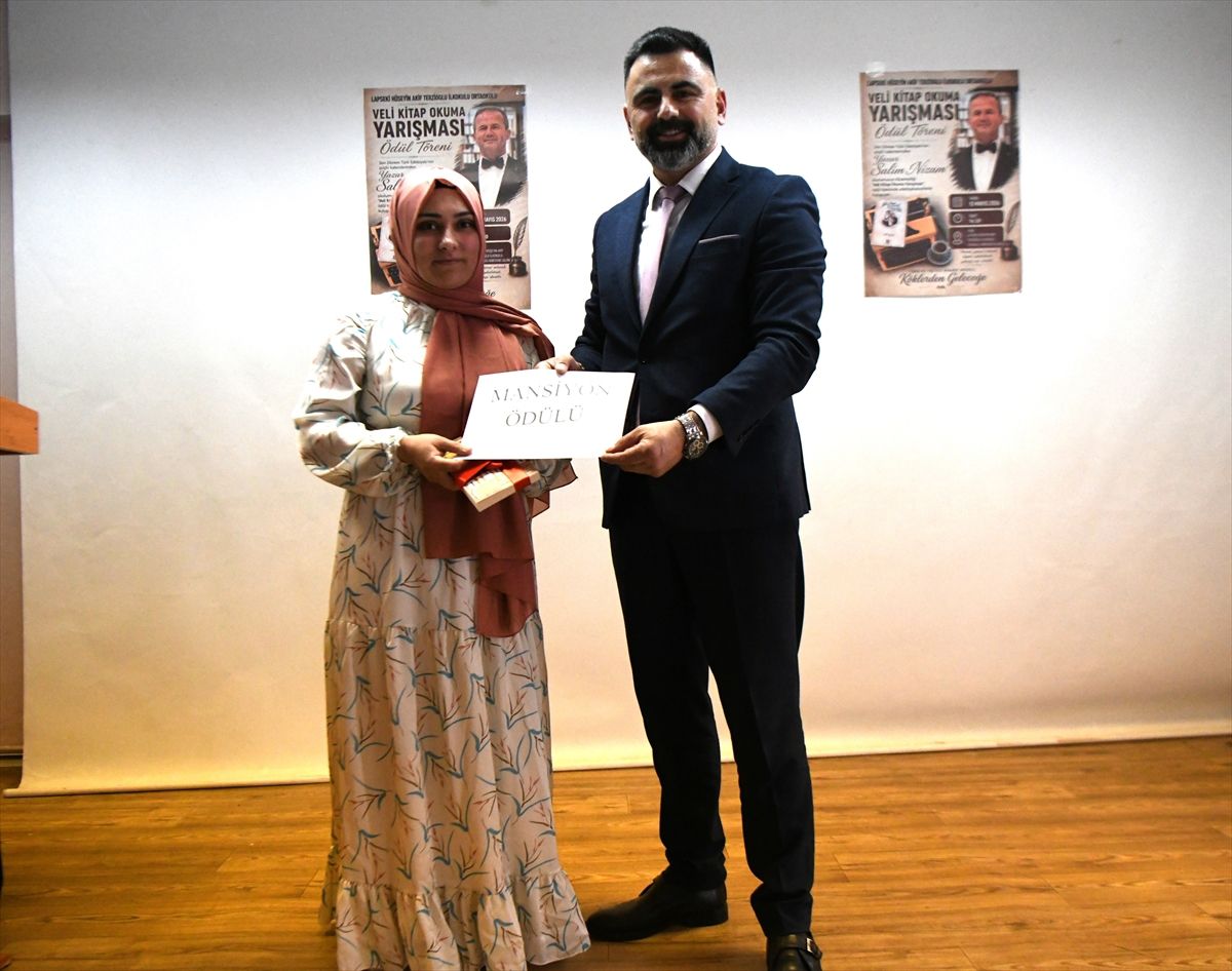 Lapseki'de en çok kitap okuyan veliler ödüllendirildi