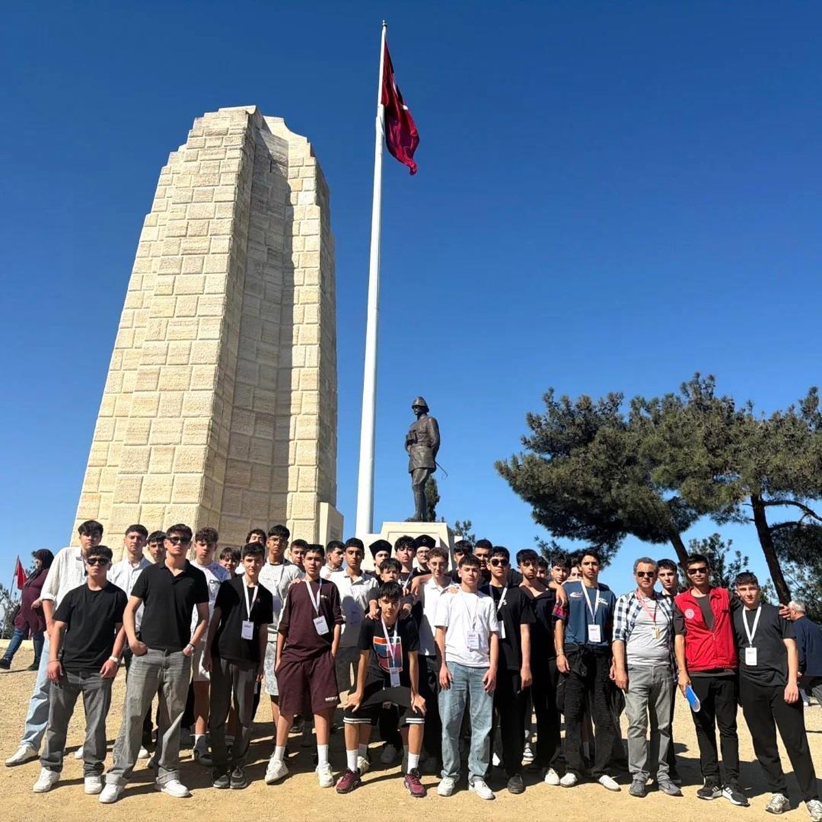 Menteşeli gençler Çanakkale'de şehitleri andı
