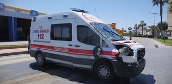 Mersin'de ağaca çarpan ambulanstaki sağlık görevlisi yaralandı
