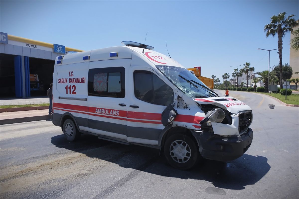 Mersin'de ağaca çarpan ambulanstaki sağlık görevlisi yaralandı