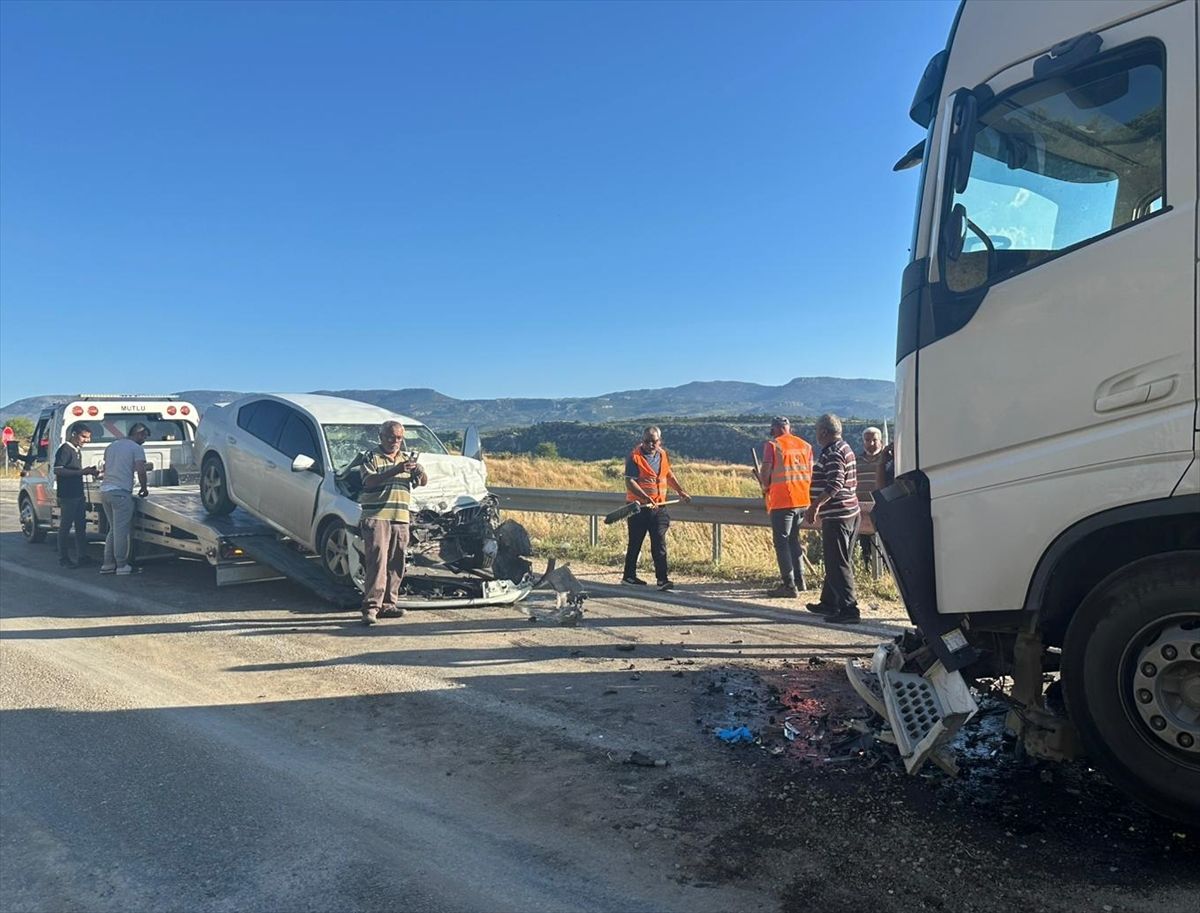Mersin'de tır ile çarpışan otomobildeki anne ile kızı yaşamını yitirdi