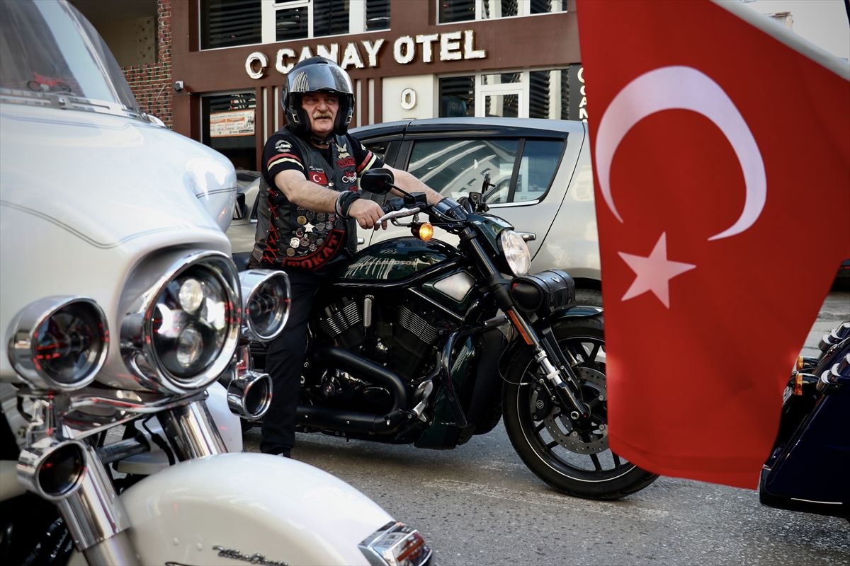 Motosiklet tutkunları '19 Mayıs' için Samsun'da tur attı