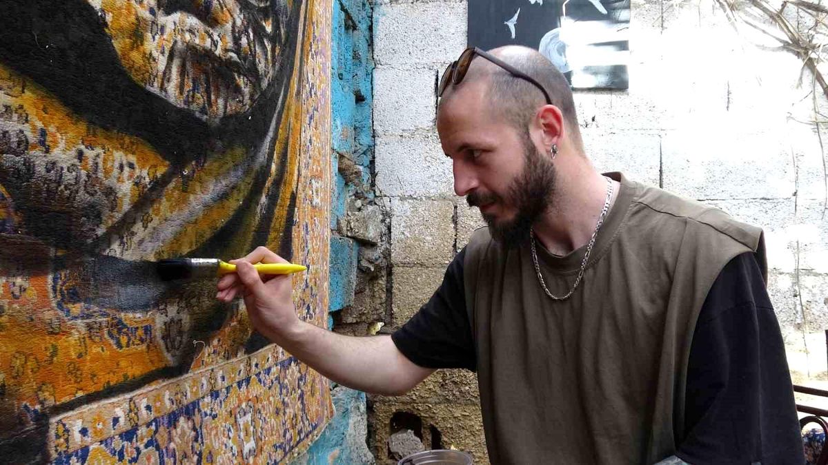 Nostaljik perde ve halıları sanat eserine dönüştürüyor