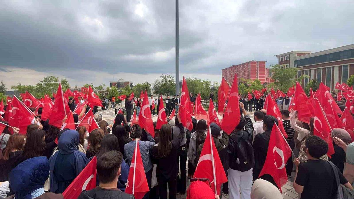Bilecik'te ODTÜ'deki Bayrak Saldırısına Tepki Yürüyüşü: 350 Kişi Tek Yürek Oldu