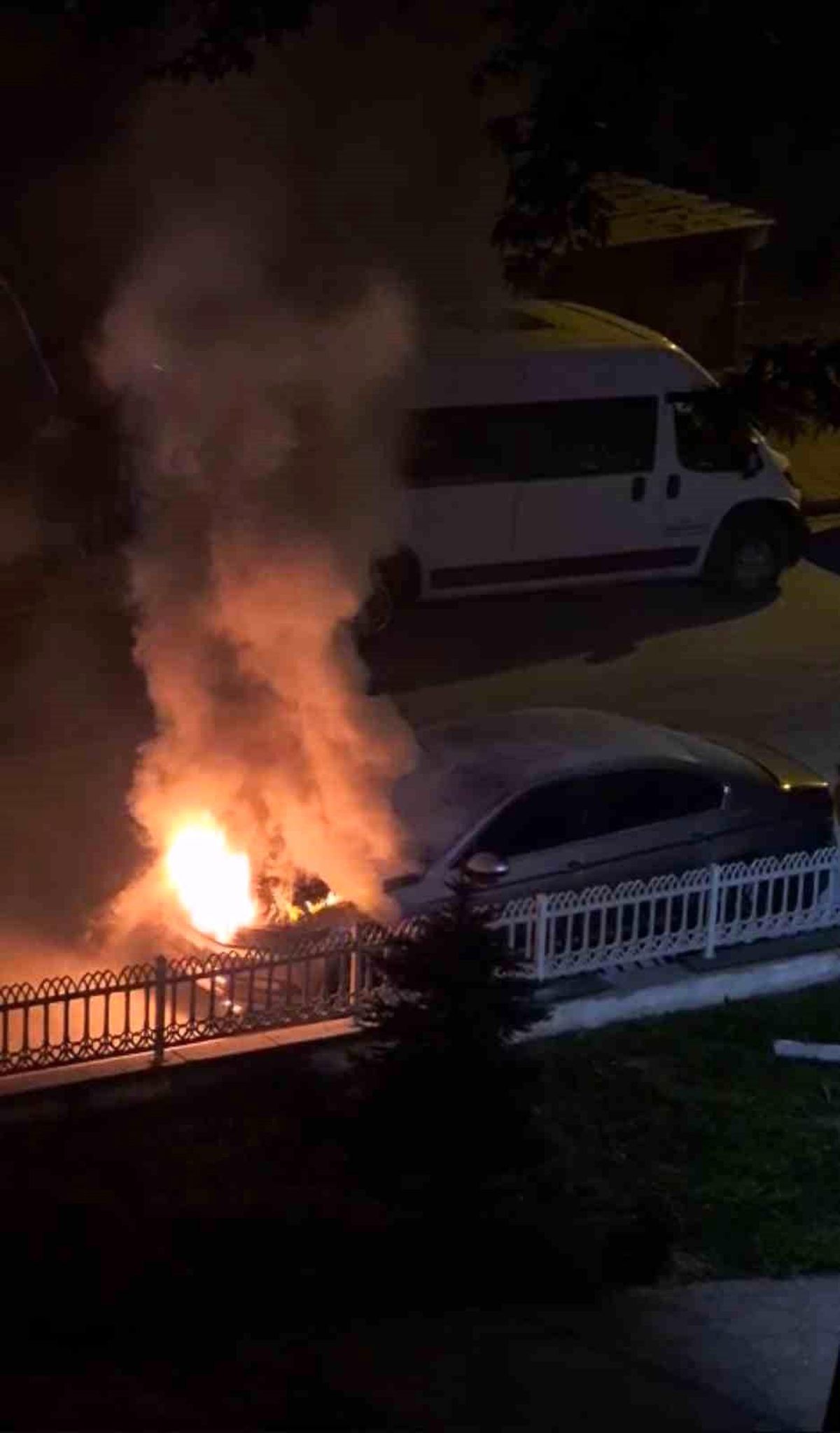 Park halindeki otomobilde çıkan yangın söndürüldü
