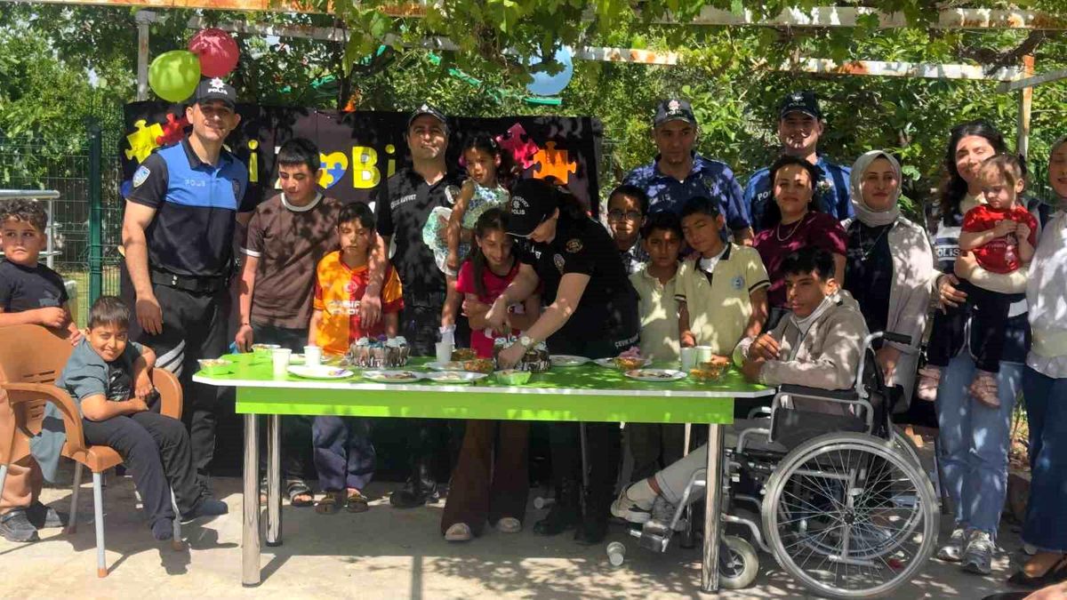 Polislerden çocuklara pasta sürprizi