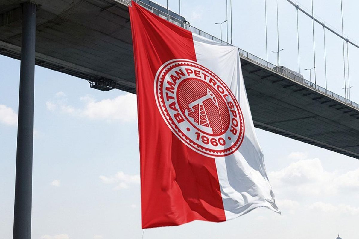 Şampiyon Batman Petrolspor'un bayrağı Fatih Sultan Mehmet Köprüsü'nde dalgalanıyor