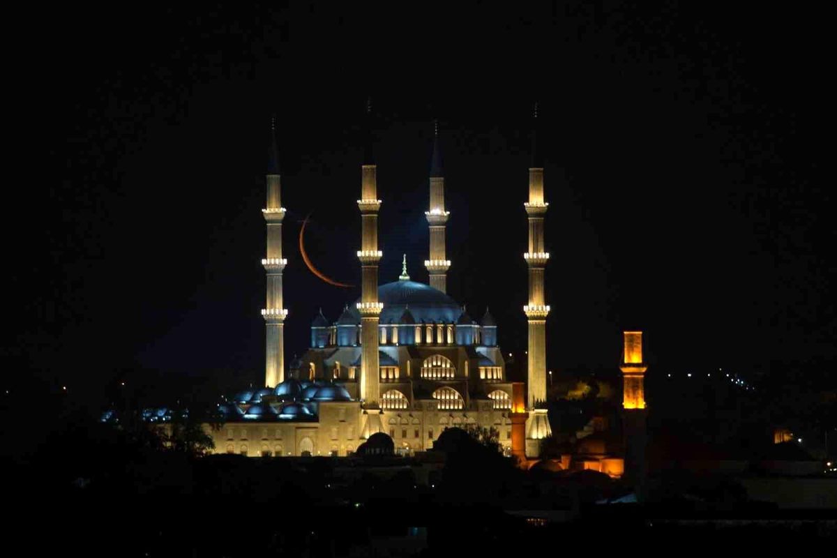 Selimiye'de hilalli sabah, objektiflere yansıdı