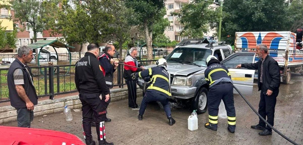 Siirt'te park halindeki pikap yandı