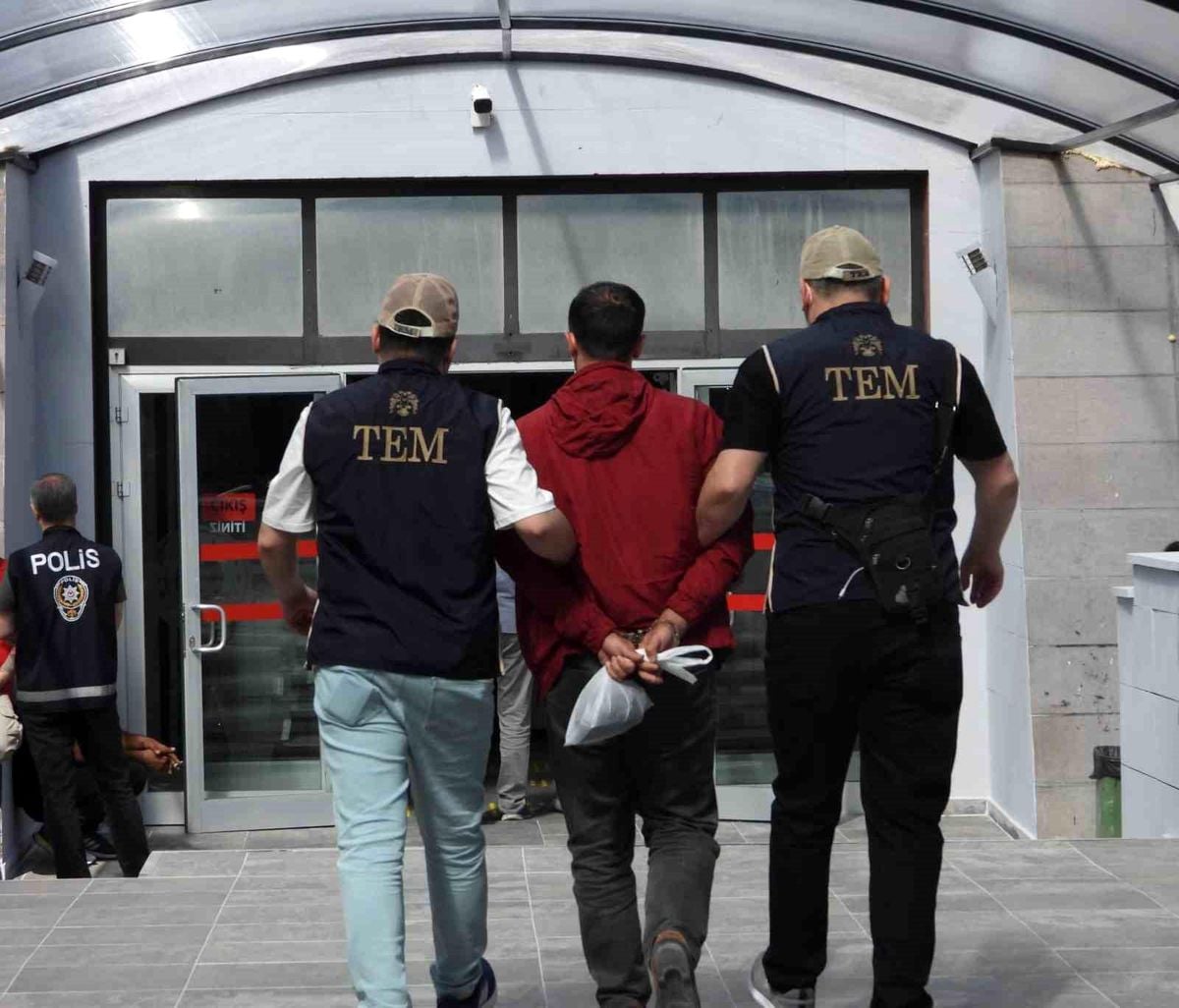 Sınır dışı beklerken kırmızı bülten ortaya çıktı