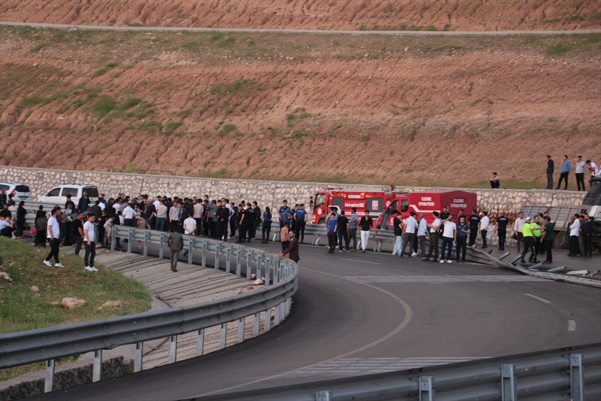 Şırnak'ta mahalle sakinleri trafik kazalarını protesto için yol kapatma eylemi yaptı