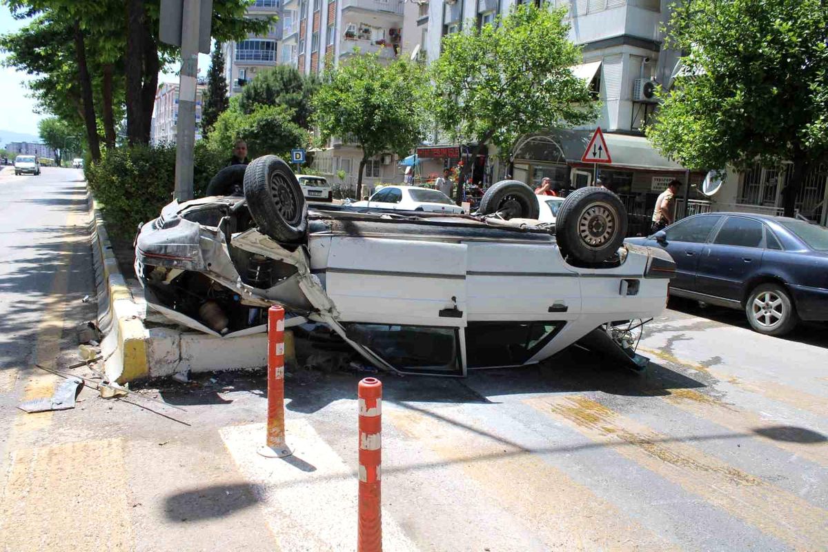 Takla atan otomobil yandı, vatandaşlar sürücüyü son anda kurtardı