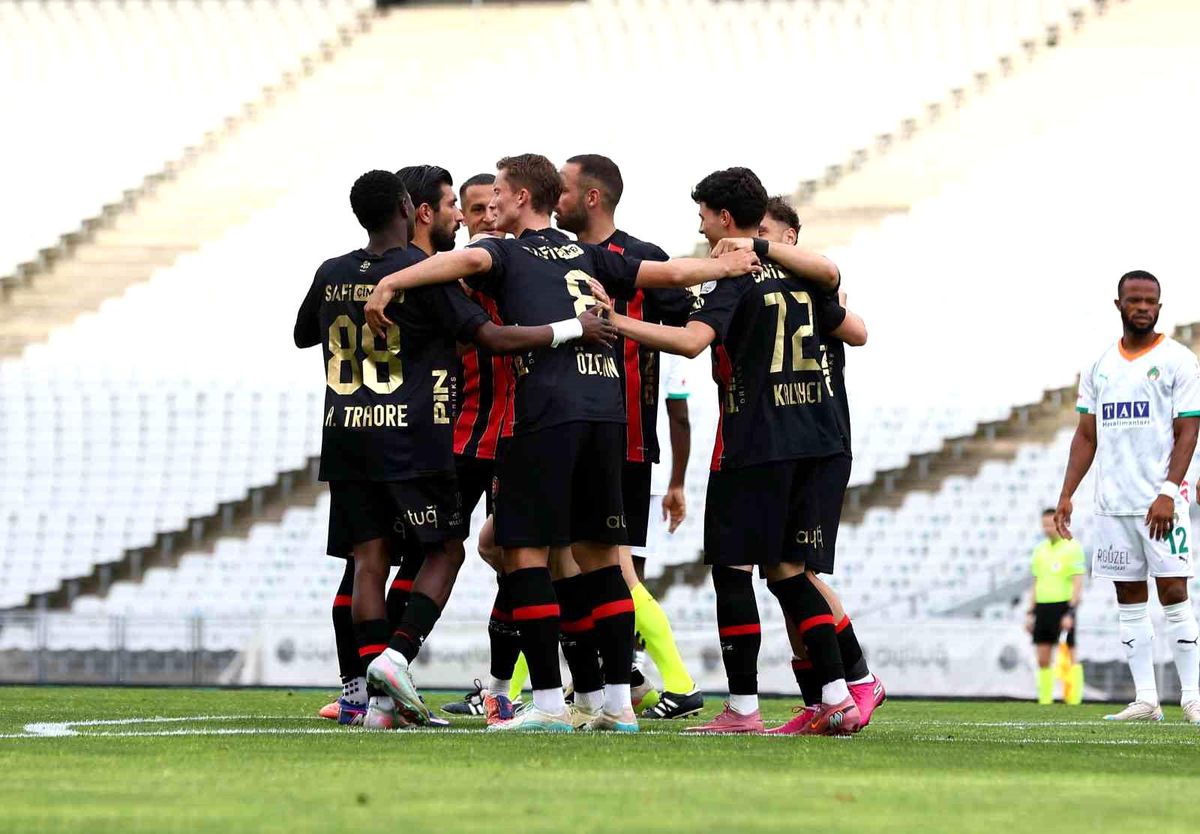 Trendyol Süper Lig: Fatih Karagümrük: 2 Corendon Alanyaspor: 1 (Maç sonucu)