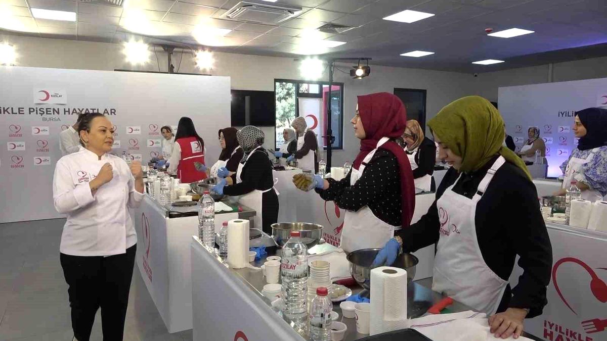 Türk Kızılay'ın 'iyilikle pişen hayatlar' atölyesi Bursa'da kadınlarla buluştu