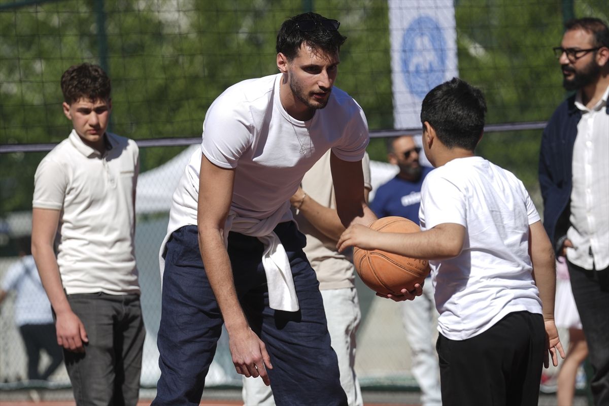 Türk Telekomlu basketbolcular AA Çocuk ve Gençlik Şenliği'ne katıldı