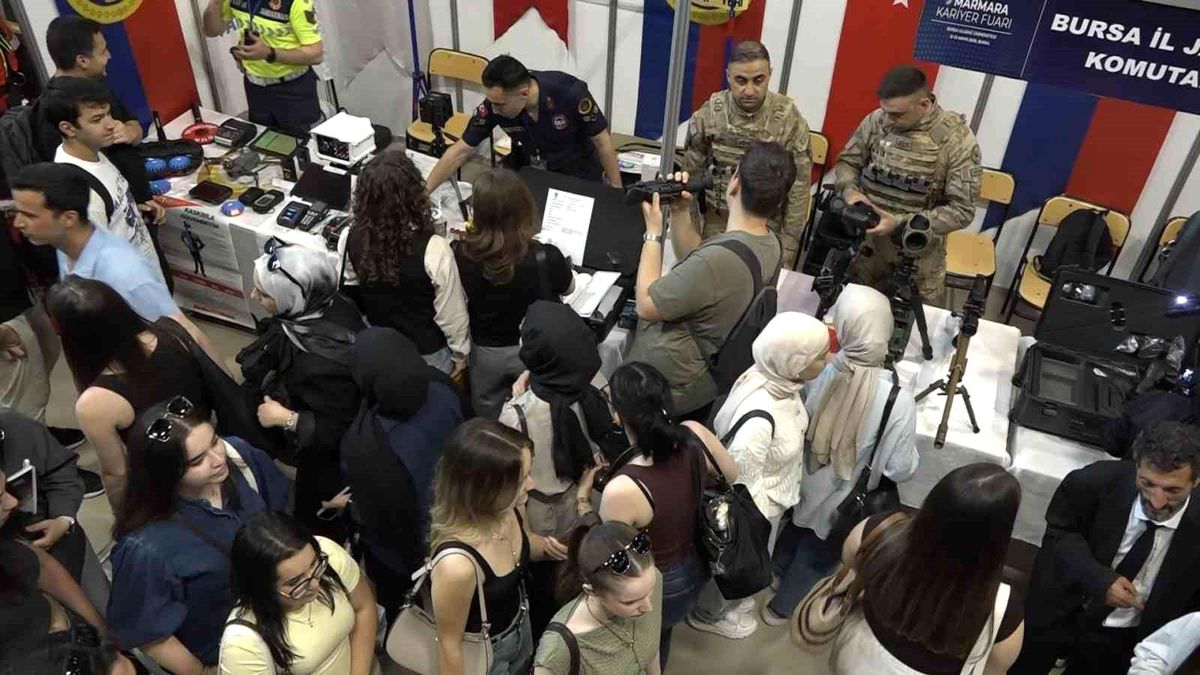Uludağ Kariyer Fuarı'nda jandarma rüzgarı….Öğrenciler standın önünden ayrılmadı