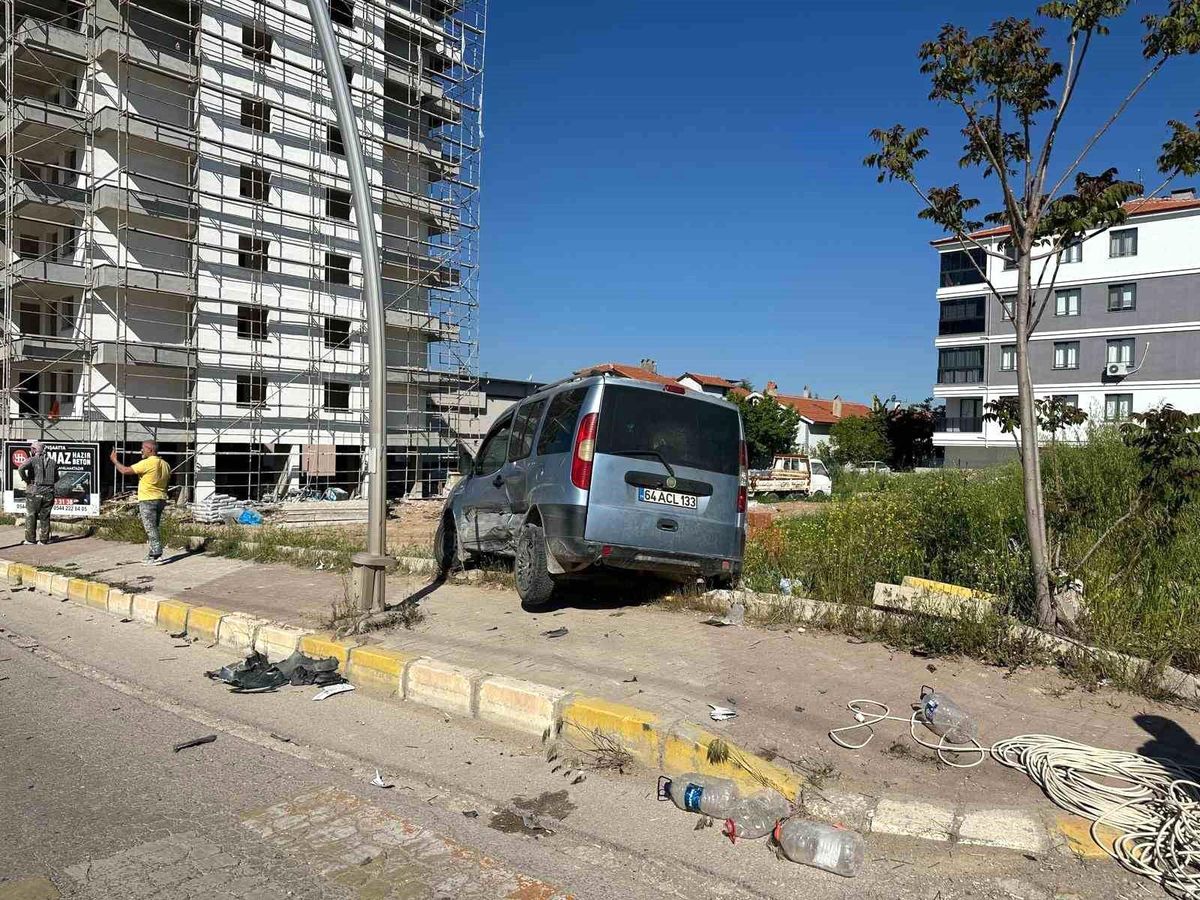 Uşak'ta park halindeki araca çarpan otomobil kazaya neden oldu: 4 yaralı