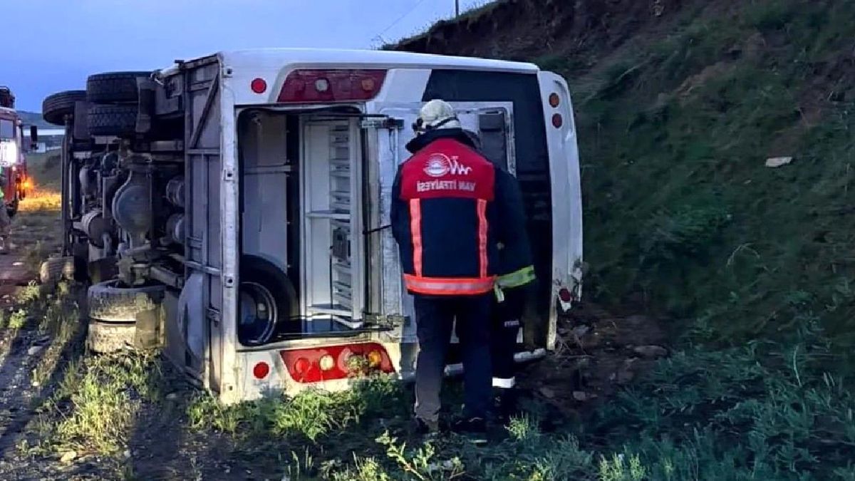 Van'da emniyet personelini taşıyan midibüs devrildi: 4 yaralı