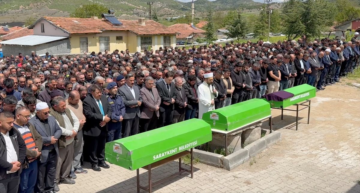 Yozgat'ta trafik kazasında ölen iki öğrenci ile servis şoförü son yolculuklarına uğurlandı