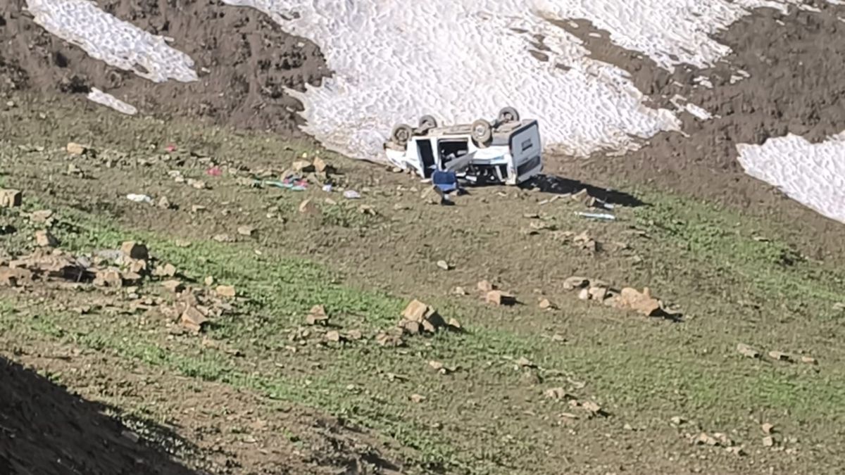Yüksekova'da işçileri taşıyan minibüs, uçuruma yuvarlandı; 1 ölü, 7 yaralı