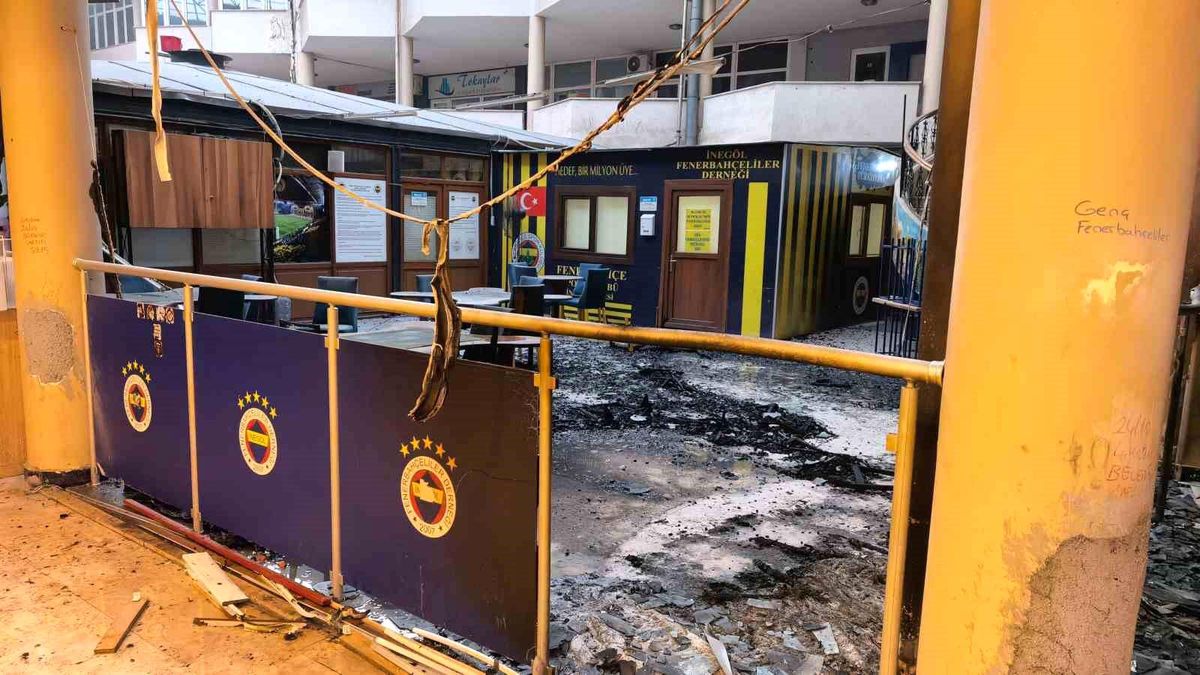 2 çocuk Fenerbahçeliler Derneği'nde yangın çıkardı