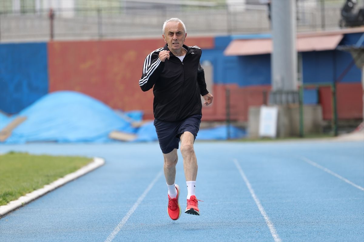 78 yaşındaki emekli bankacı atletizmde pistlerin tozunu attırıyor