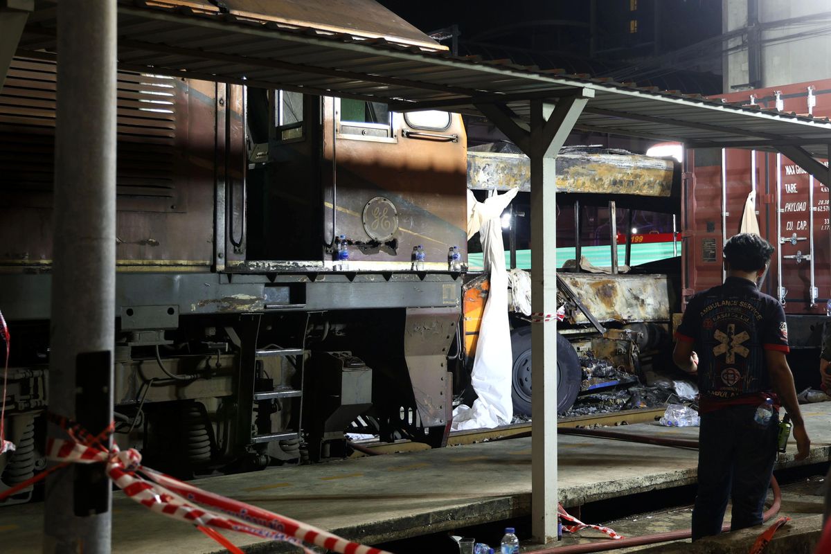 Albüm: Tayland'ın Başkenti Bangkok'ta Tren ile Otobüs Çarpıştı: 8 Ölü, 20 Yaralı